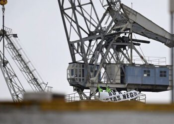 Jesús y Manolo, a 25 metros de altura / FOTO: Podemos