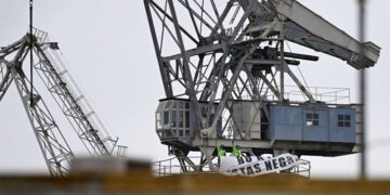 Jesús y Manolo, a 25 metros de altura / FOTO: Podemos