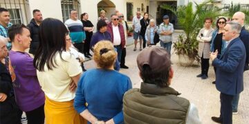 Los concejales Torres y Ortega atendiendo a los vecinos / FOTO: PSOE