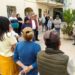 Los concejales socialistas Torres y Ortega escuchando a los vecinos / FOTO: PSOE