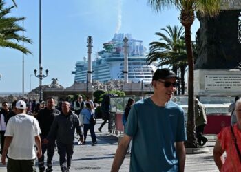 Cruceristas 'invadiendo' Cádiz tras bajar del crucero / FOTO: Eulogio García