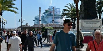 Cruceristas 'invadiendo' Cádiz tras bajar del crucero / FOTO: Eulogio García