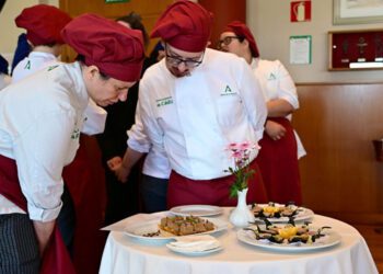 Alumnos en unas pasadas jornadas gastronómicas de la Escuela / FOTO: Eulogio García