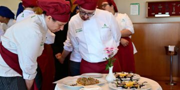 Alumnos en unas pasadas jornadas gastronómicas de la Escuela / FOTO: Eulogio García