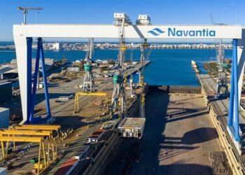 Una de las emblemáticas grúas de Matagorda en acción / FOTO: Navantia
