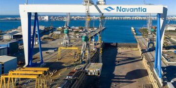 Una de las emblemáticas grúas de Matagorda en acción / FOTO: Navantia