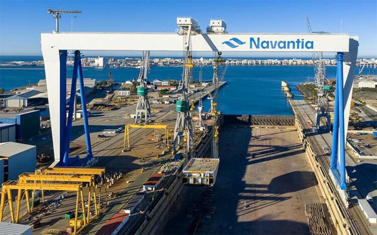 Una de las emblemáticas grúas de Matagorda en acción / FOTO: Navantia