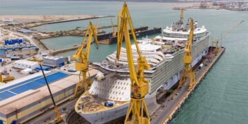 Un momento de la varada del crucero en el dique gaditano / FOTO: Navantia