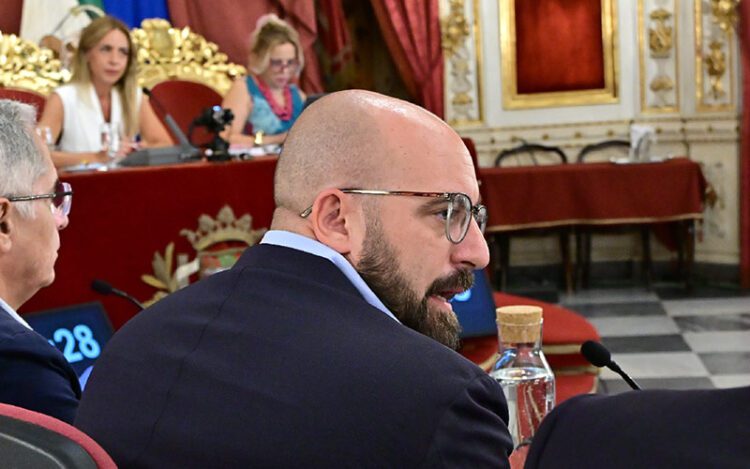 Beardo en un pasado pleno provincial, con la presidenta al fondo / FOTO: Eulogio García