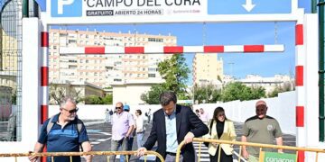 El alcalde retira las vallas de la entrada del flamante parking / FOTO: Eulogio García