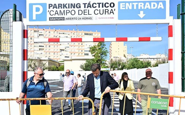 El alcalde retira las vallas de la entrada del flamante parking / FOTO: Eulogio García