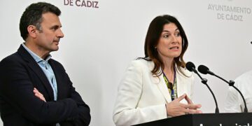 El alcalde escucha a la concejala de Vivienda / FOTO: Eulogio García