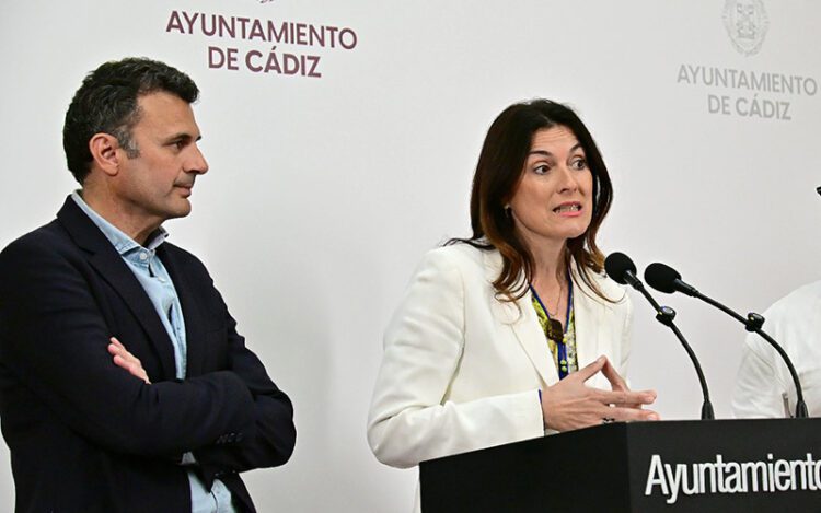 El alcalde escucha a la concejala de Vivienda / FOTO: Eulogio García