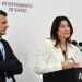 El alcalde escucha a la concejala de Vivienda / FOTO: Eulogio García