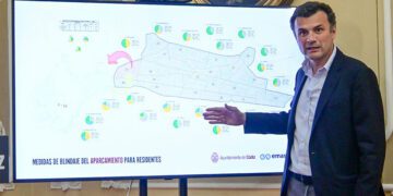 El alcalde explica las nuevas medidas sobre plano / FOTO: Eulogio García