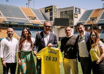 Escenificando el acuerdo en el mismo estadio / FOTO: Cádiz CF