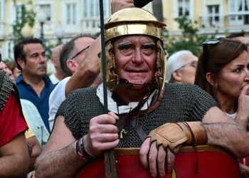 Uno de los figurantes de Cádiz Romana, entre el público / FOTO: Eulogio García