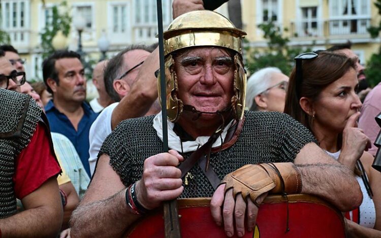 Uno de los figurantes de Cádiz Romana, entre el público / FOTO: Eulogio García