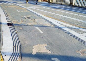 Un tramo desgastado del carril junto a La Caleta / FOTO: AIG
