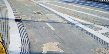 Un tramo desgastado del carril junto a La Caleta / FOTO: AIG