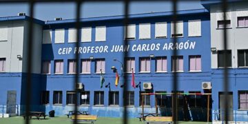 Fachada del colegio que lleva el nombre de Juan Carlos desde 2019 / FOTO: Eulogio García