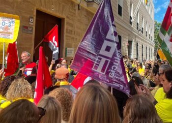 Nutrida concentración en Cádiz / FOTO: CCOO