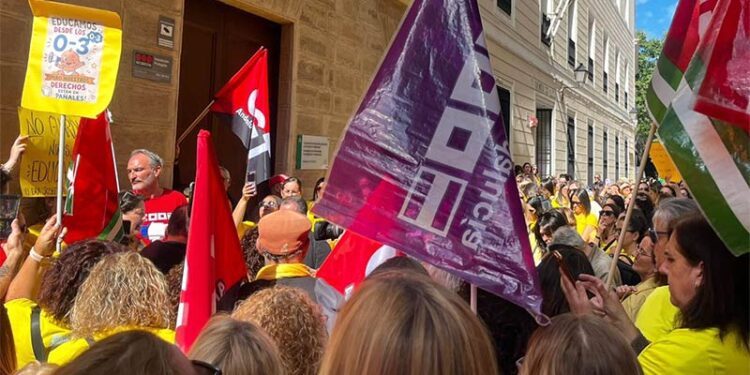 Nutrida concentración en Cádiz / FOTO: CCOO