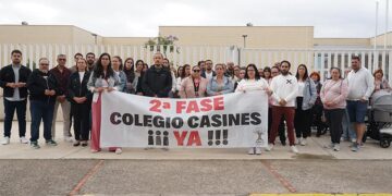 Protestas a las puertas del colegio incompleto / FOTO: AxSí