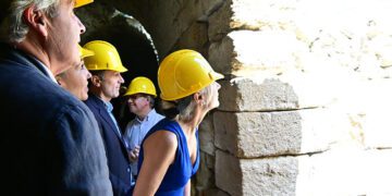 Del Pozo curiosea entre los rincones del teatro / FOTO: Eulogio García