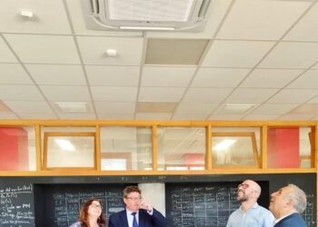 El delegado territorial de Educación supervisa la climatización en un centro de Jerez / FOTO: Junta