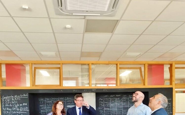 El delegado territorial de Educación supervisa la climatización en un centro de Jerez / FOTO: Junta