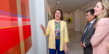 Cutillas guía por sus obras en la presentación de la exposición / FOTO: Diputación