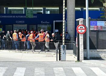 Huelguistas en la estación de autobuses de Cádiz / FOTO: Eulogio García