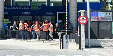 Huelguistas en la estación de autobuses de Cádiz / FOTO: Eulogio García