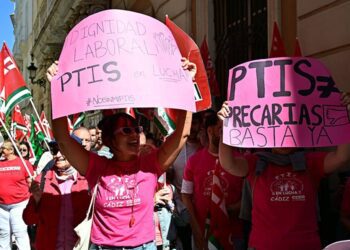 Concentrados ante la delegación territorial de Educación / FOTO: Eulogio García