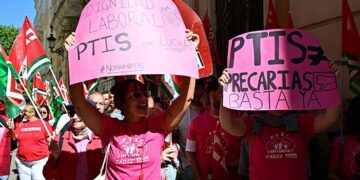 Concentrados ante la delegación territorial de Educación / FOTO: Eulogio García