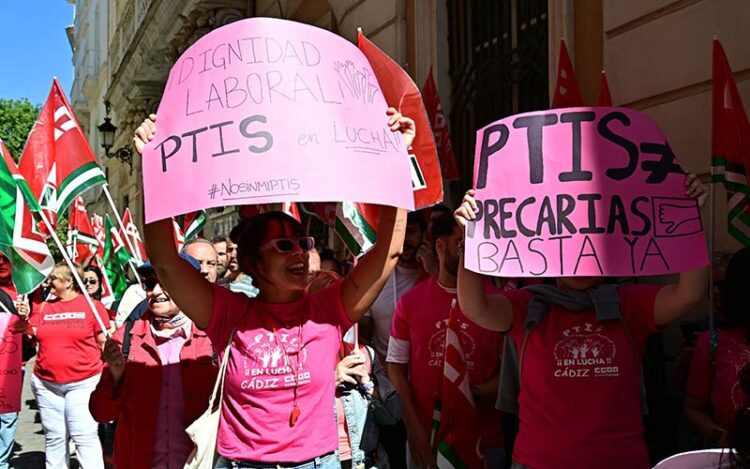 Concentrados ante la delegación territorial de Educación / FOTO: Eulogio García