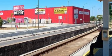 Esperando la apertura desde la cercana parada del Trambahía / FOTO: DBC