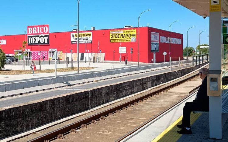 Esperando la apertura desde la cercana parada del Trambahía / FOTO: DBC