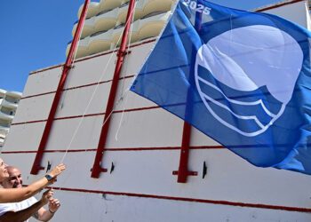 Izado de la bandera azul en La Victoria el pasado verano / FOTO: Eulogio García