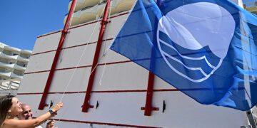 Izado de la bandera azul en La Victoria el pasado verano / FOTO: Eulogio García