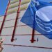 Izado de la bandera azul en La Victoria el pasado verano / FOTO: Eulogio García