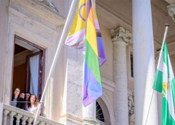 Nuevo izado simbólico en la balconada del Ayuntamiento / FOTO: Ayto.