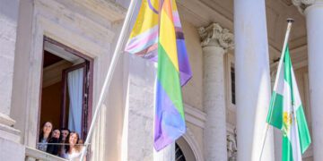 Nuevo izado simbólico en la balconada del Ayuntamiento / FOTO: Ayto.