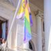 Nuevo izado simbólico en la balconada del Ayuntamiento / FOTO: Ayto.