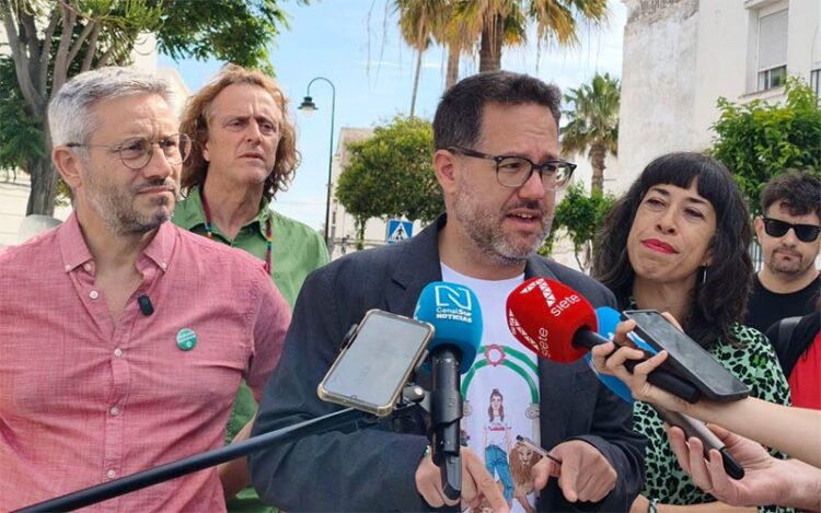 García atendiendo a la prensa en la Bazán / FOTO: Adelante