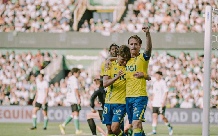 Álex festejando su último gol de amarillo / FOTO: Cádiz CF