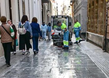 Retirando la cera tras la última Semana Santa / FOTO: Eulogio García