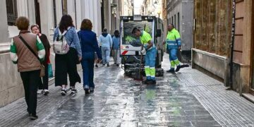 Retirando la cera tras la última Semana Santa / FOTO: Eulogio García