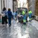 Retirando la cera tras la última Semana Santa / FOTO: Eulogio García